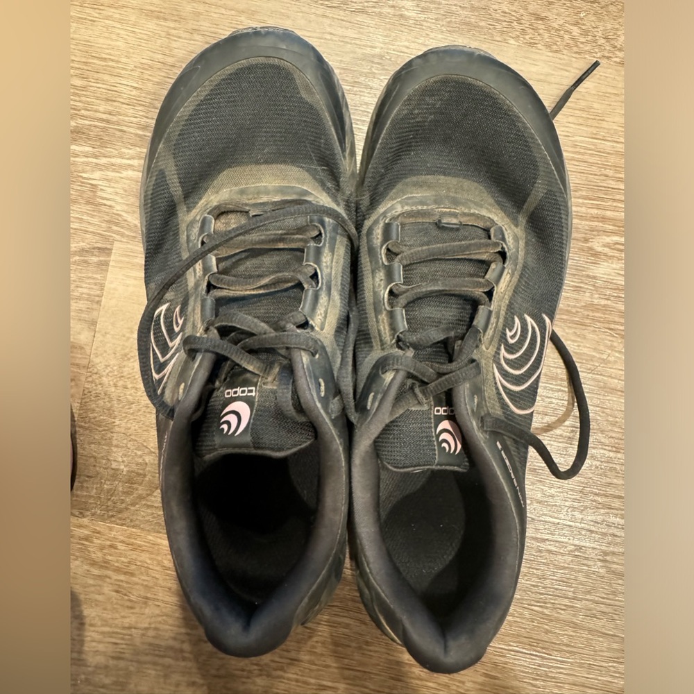 Women’s size 8.5, topos shoes, only worn once, MTN racer 3